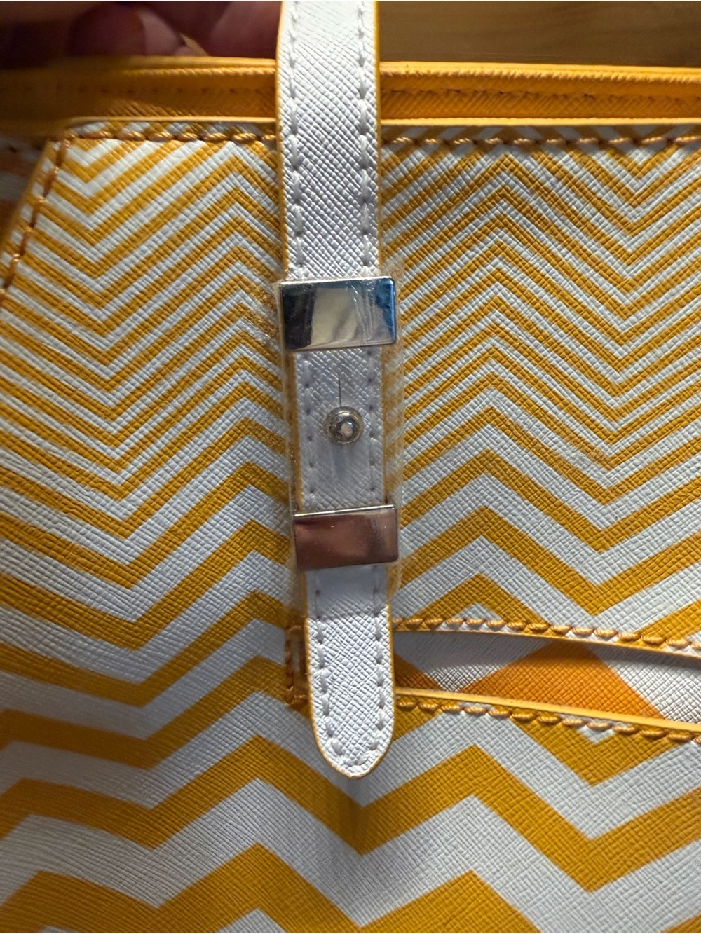 GUESS BNWT Yellow and White Chevron Tote with White Straps Bag Purse - Picture 8 of 13